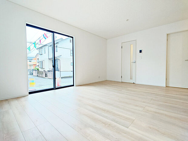 家族の集うリビングには色々な方向から光が差し込む設計に。家族のコミュニケーションが弾むスポットだから明るい雰囲気であってほしい。