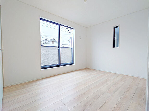 ゆとりの約6.5帖ある寝室、陽光が入りやすく朝の目覚めも気持ち良く起こしてくれます。