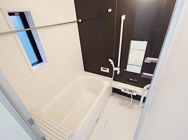 一緒にお風呂に入っている子供達の声がリビングまで聞こえてきそうな広々とした1坪バス
