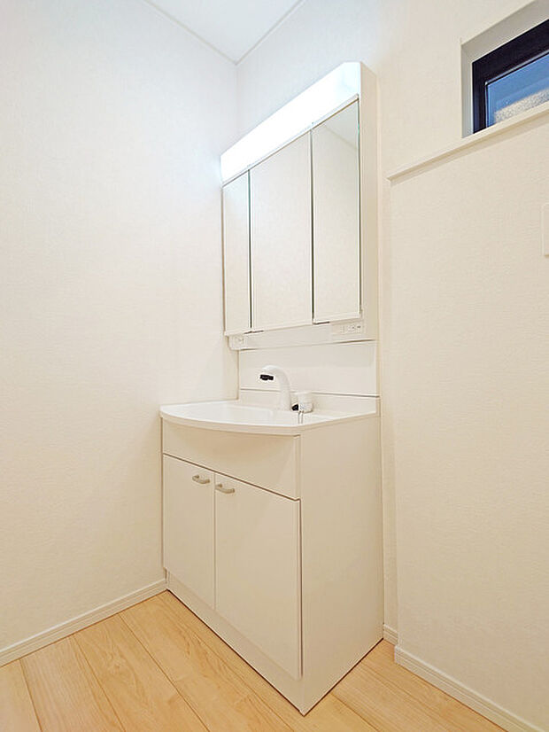 お出かけ前の身だしなみに一歩差がつく三面鏡。ミラー裏にはたっぷり収納もございます。