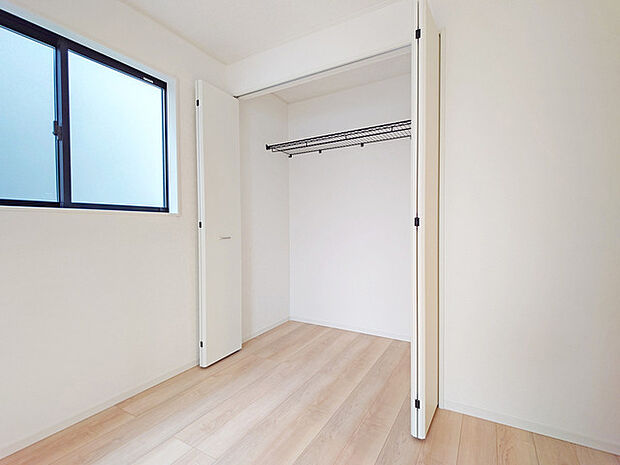 広々収納で、仕事着、普段着をまとめて収納できます。