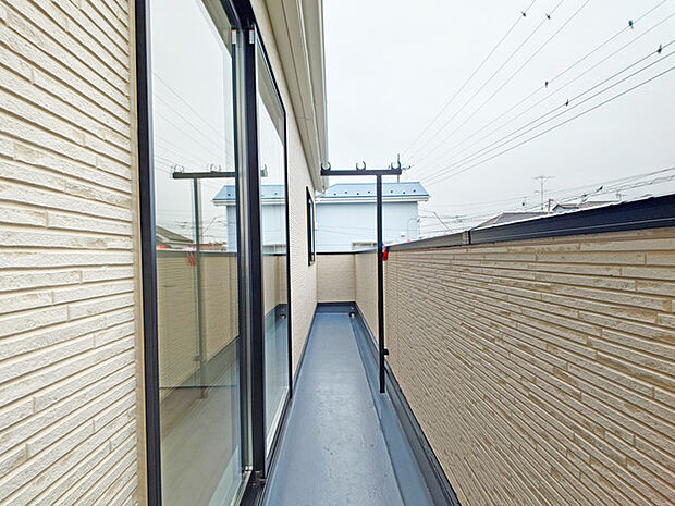 奥行きのあるワイドバルコニー。心地よい陽射しと暖かな風を楽しむことが出来ます。