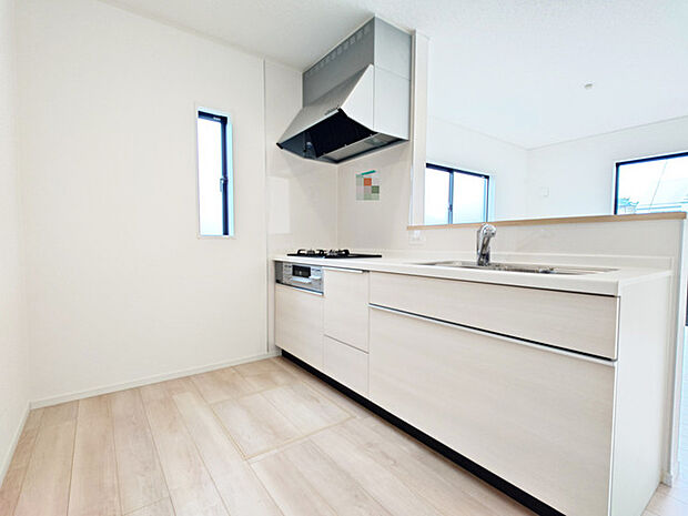 リビングにいる家族の顔が見渡せるカウンターキッチン。お料理もより一層おいしく、楽しく。食器棚を背面に設置しても十分な広さを確保しています。