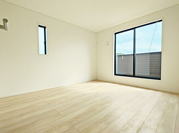 ゆとりの約7帖ある寝室、陽光が入りやすく朝の目覚めも気持ち良く起こしてくれます。 