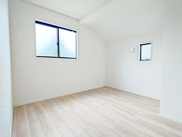 衣類の整理整頓に嬉しいクローゼット付きのお部屋。お子様のお部屋としても便利です。 