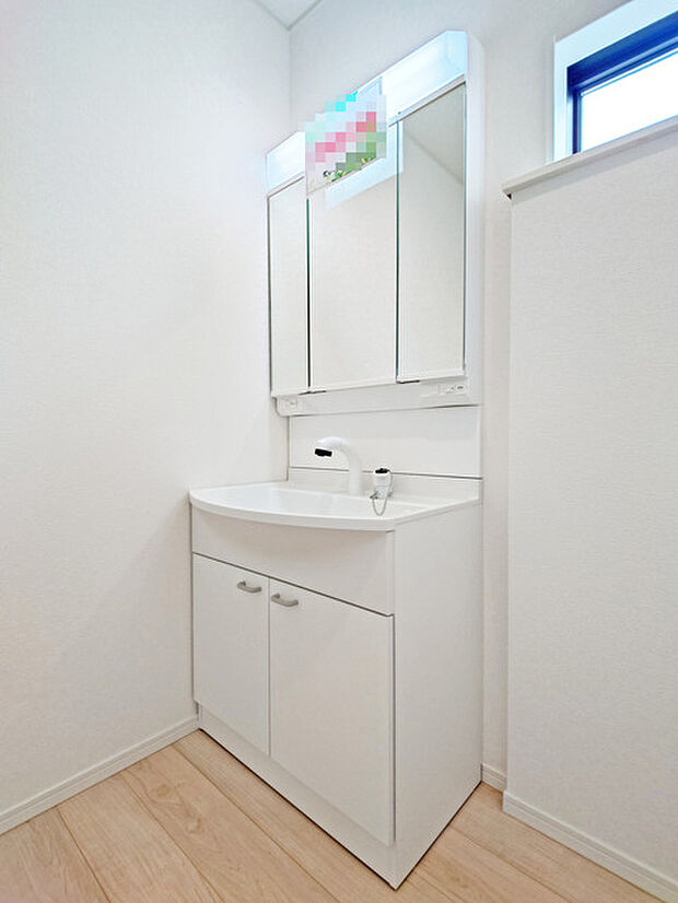 お出かけ前の身だしなみに一歩差がつく三面鏡。ミラー裏にはたっぷり収納もございます。 