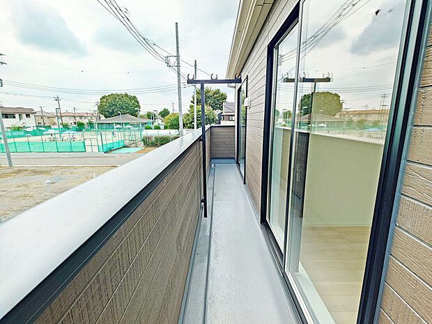 南側のお部屋から出入りできる、奥行きのあるワイドバルコニー。心地よい陽射しと暖かな風を楽しむことが出来ます。 