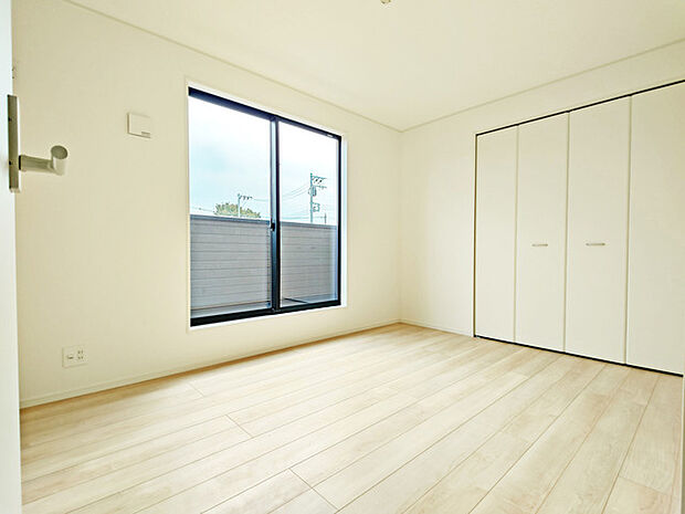 今からここを誰のお部屋にしようか、そんな洋室。大きさは約6帖です。 