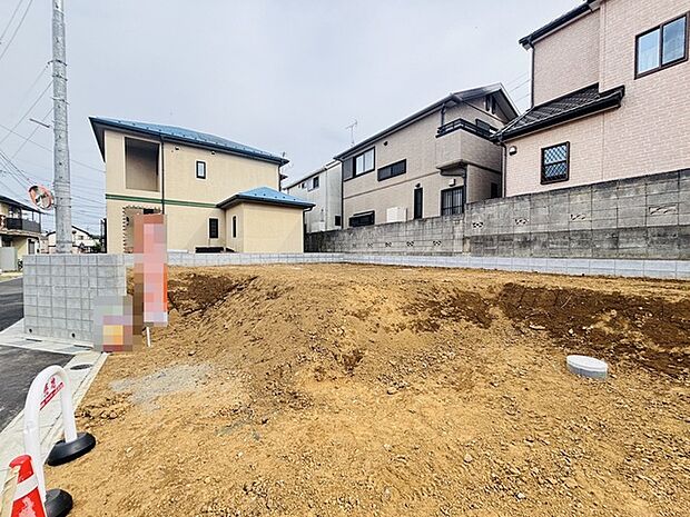 戸建てが立ち並ぶ静かな住宅街。四季折々の移り変わりを感じながら自然と楽しみ、暮らす、そんな毎日を日々の中で感じられる住環境