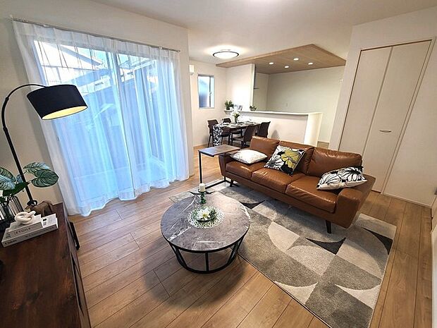 夕食の時間。家族、友人、両親、親戚との会話がより料理を美味しくしてくれる。あっという間に時間が過ぎてしまう居心地の良さは、普段はほっとする空間としてここにあります。