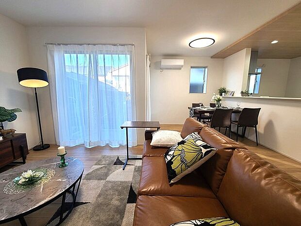 夕食の時間。家族、友人、両親、親戚との会話がより料理を美味しくしてくれる。あっという間に時間が過ぎてしまう居心地の良さは、普段はほっとする空間としてここにあります。