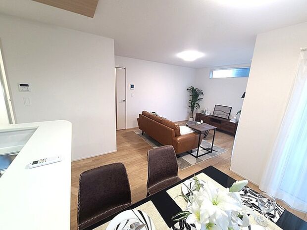 夕食の時間。家族、友人、両親、親戚との会話がより料理を美味しくしてくれる。あっという間に時間が過ぎてしまう居心地の良さは、普段はほっとする空間としてここにあります。 