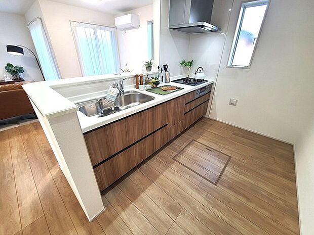 リビングにいる家族の顔が見渡せるカウンターキッチン。お料理もより一層おいしく、楽しく。食器棚を背面に設置しても十分な広さを確保しています。