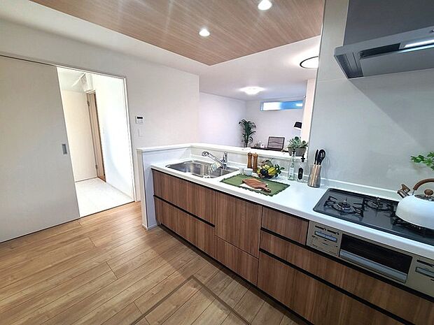 リビングにいる家族の顔が見渡せるカウンターキッチン。お料理もより一層おいしく、楽しく。食器棚を背面に設置しても十分な広さを確保しています。