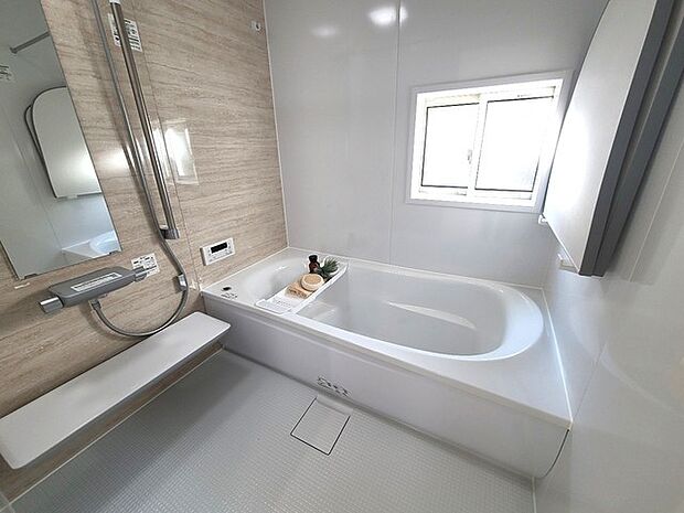 一緒にお風呂に入っている子供達の声がリビングまで聞こえてきそうな広々とした1坪バス