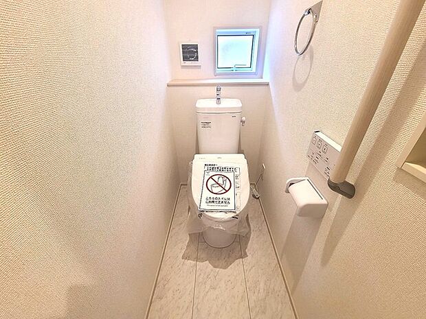 ウォシュレット機能付きのトイレ。換気のしやすい窓付きで、収納もあり実用性も兼ね備えた造り。