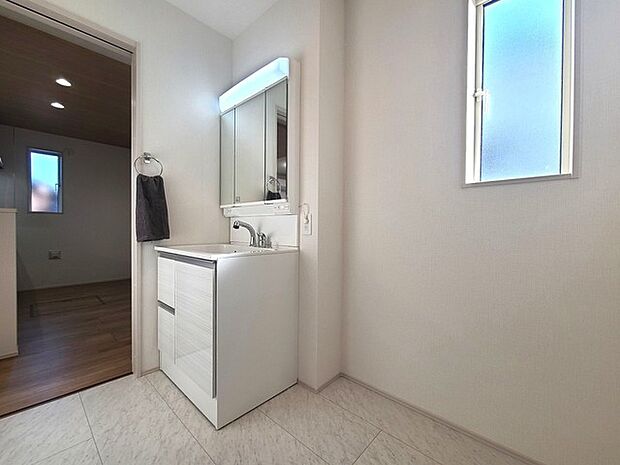 使い勝手の良い洗面台、窓があることで換気もしやすく清潔感のある空間を保てます。
