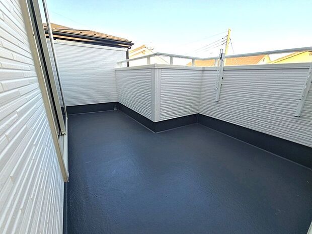 広めのバルコニーは風通しも良くお洗濯物もしっかりと干すことができます!