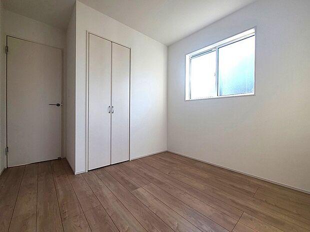 どんな家具にでも相性が良い清潔感ある白色調のクロスを採用。主張しすぎない配色、耐久性にも優れた床材は日々のメンテナンスも楽に、快適に過ごして頂けるよう考えられています。 