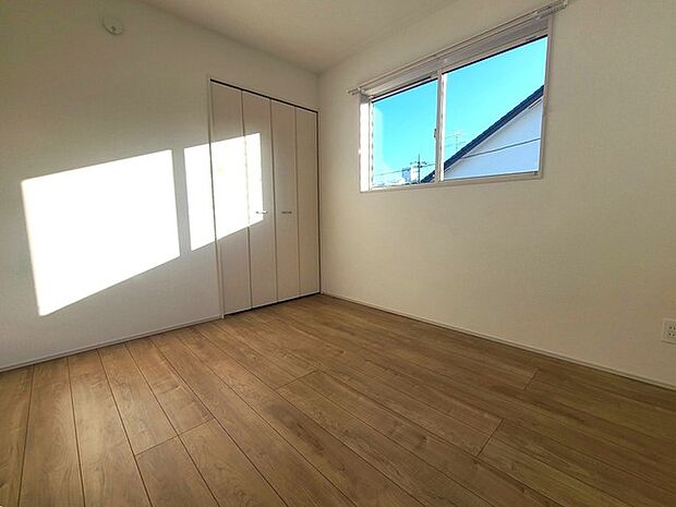 どんな家具にでも相性が良い清潔感ある白色調のクロスを採用。主張しすぎない配色、耐久性にも優れた床材は日々のメンテナンスも楽に、快適に過ごして頂けるよう考えられています。