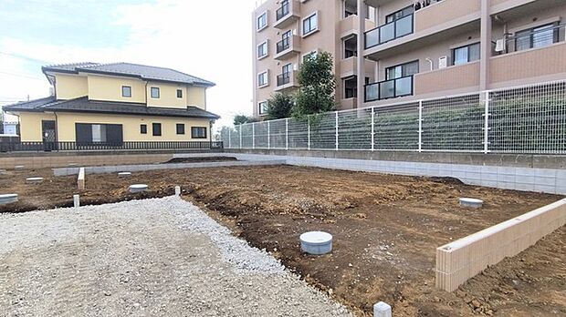 戸建てが立ち並ぶ静かな住宅街。四季折々の移り変わりを感じながら自然と楽しみ、暮らす、そんな毎日を日々の中で感じられる住環境