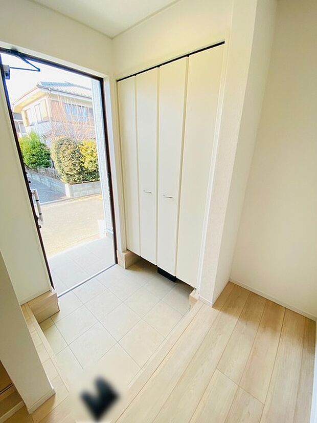 明るく開放的な玄関、靴の脱ぎ履きもしやすく、収納も豊富でご家族皆様の靴をスッキリ収納できます。 