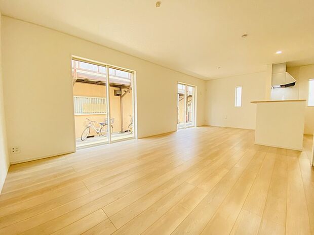 いつも家族の集まるリビングは広々とした19帖。通風・採光にも優れ、心安らぐ風と光がたえない空間。汎用性に富んだ居住スペースと、高揚感さえも与えてくれる住空間です。 