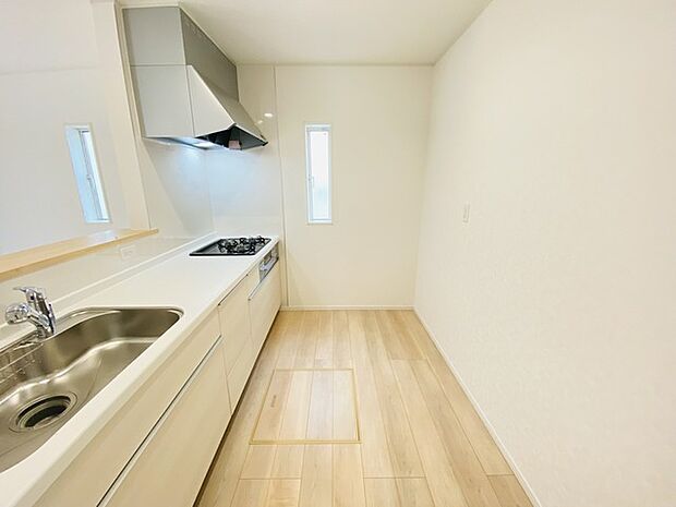 リビングにいる家族の顔が見渡せるカウンターキッチン。お料理もより一層おいしく、楽しく。食器棚を背面に設置しても十分な広さを確保しています。 