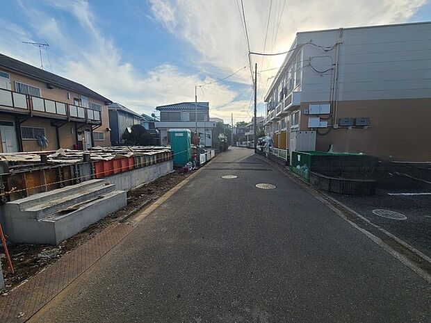 戸建てが立ち並ぶ静かな住宅街。四季折々の移り変わりを感じながら自然と楽しみ、暮らす、そんな毎日を日々の中で感じられる住環境