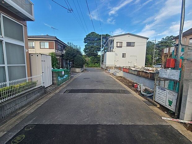 戸建てが立ち並ぶ静かな住宅街。四季折々の移り変わりを感じながら自然と楽しみ、暮らす、そんな毎日を日々の中で感じられる住環境