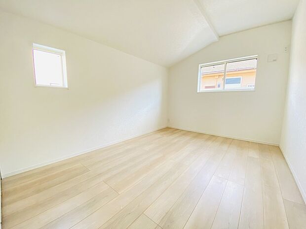 どんな家具にでも相性が良い清潔感ある白色調のクロスを採用。主張しすぎない配色、耐久性にも優れた床材は日々のメンテナンスも楽に、快適に過ごして頂けるよう考えられています。 