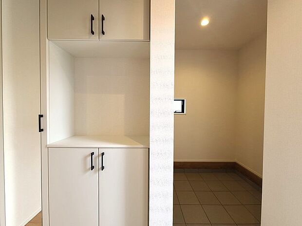 大容量シューズインクローク付き! 明るく開放的な玄関、靴の脱ぎ履きもしやすく、収納も豊富でご家族皆様の靴をスッキリ収納できます。