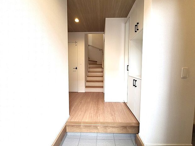 玄関はおうちの顔とも呼ばれる重要な場所!明るくスッキリと見える空間で住まう人を見送り、出迎えてくれます。