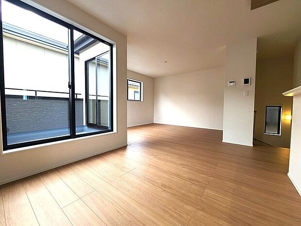 家族団欒のリビング。陽光差し込む食卓には家族の会話とスマイルが溢れます。いつまでもここで食卓を囲みたくなる、そう感じさせてくれるスペース。