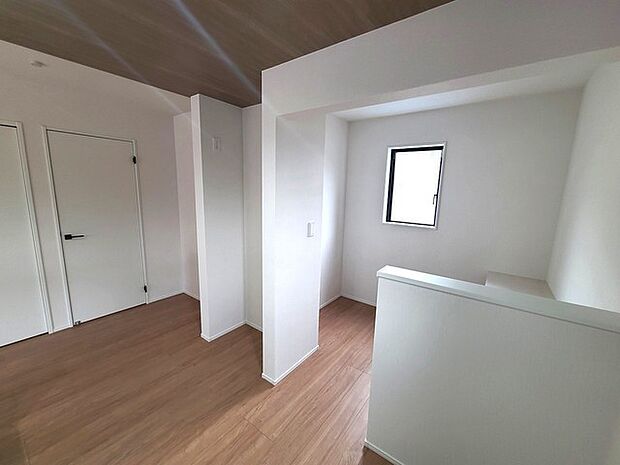 家族団欒のリビング。陽光差し込む食卓には家族の会話とスマイルが溢れます。いつまでもここで食卓を囲みたくなる、そう感じさせてくれるスペース。