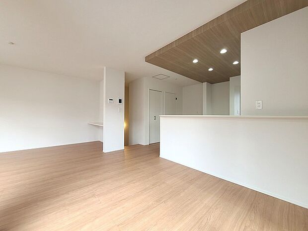 家族団欒のリビング。陽光差し込む食卓には家族の会話とスマイルが溢れます。いつまでもここで食卓を囲みたくなる、そう感じさせてくれるスペース。