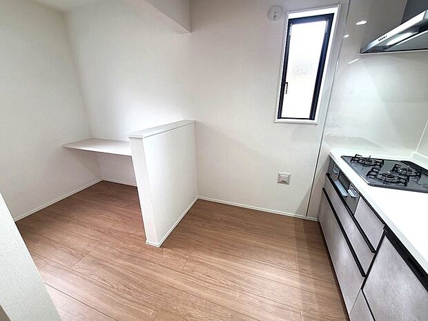 キッチン後ろにワークスペース付き! リビングにいる家族の顔が見渡せるカウンターキッチン。お料理もより一層おいしく、楽しく。食器棚を背面に設置しても十分な広さを確保しています。