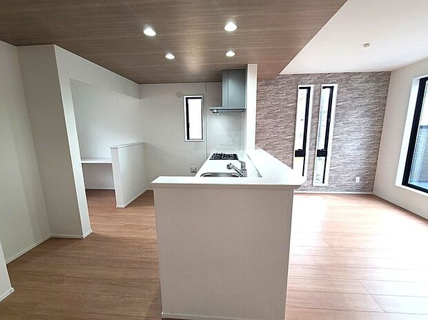 リビングにいる家族の顔が見渡せるカウンターキッチン。お料理もより一層おいしく、楽しく。食器棚を背面に設置しても十分な広さを確保しています。