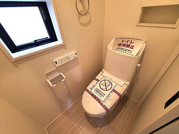 ウォシュレット機能付きのトイレ。換気のしやすい窓付きで、収納もあり実用性も兼ね備えた造り。