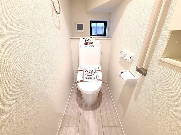 ウォシュレット機能付きのトイレ。換気のしやすい窓付きで、収納もあり実用性も兼ね備えた造り。