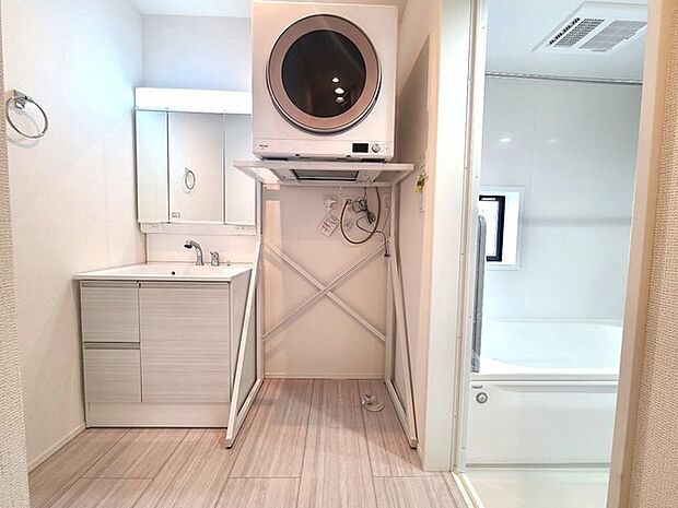 乾燥機付き! ゆとりの洗面スペースで朝の身支度もスムーズに行えます。