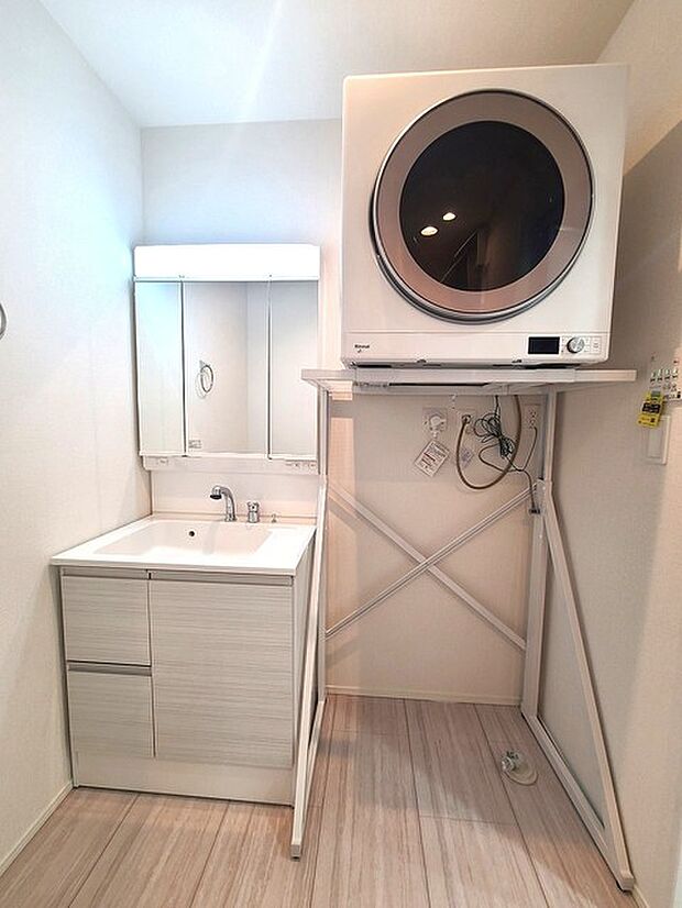 うれしい乾燥機付き お出かけ前の身だしなみに一歩差がつく三面鏡。ミラー裏にはたっぷり収納もございます。