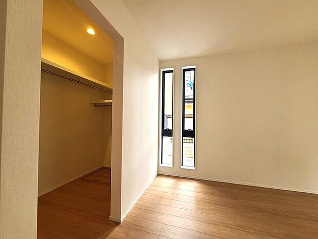 広々収納で、仕事着、普段着をまとめて収納できます。