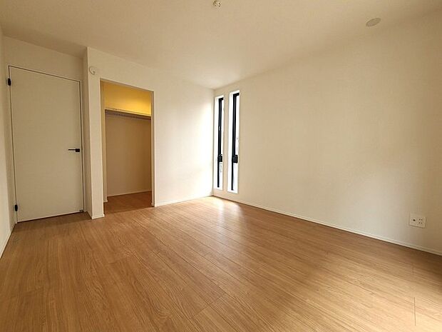 広々収納で、仕事着、普段着をまとめて収納できます。