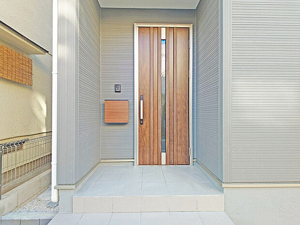 玄関はおうちの顔とも呼ばれる重要な場所！明るくスッキリと見える空間で住まう人を見送り、出迎えてくれます。 