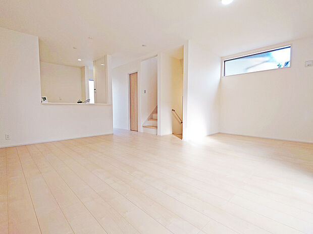 家族団欒のリビング。陽光差し込む食卓には家族の会話とスマイルが溢れます。いつまでもここで食卓を囲みたくなる、そう感じさせてくれるスペース。