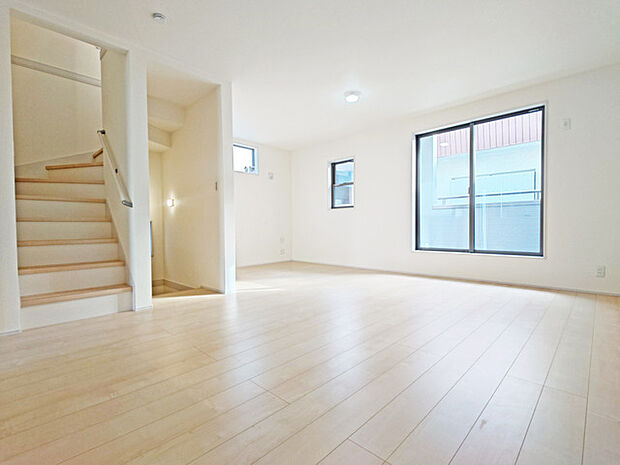 大きな開口部から明るい光が差し込むリビング。日中の室内の明るさがこの部屋の魅力です。