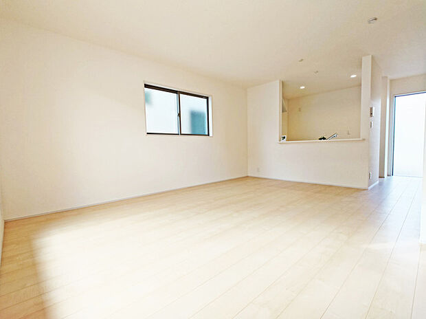 家族や友人、両親、親戚とこれから沢山の時間を紡ぐのだろう。そこを彩るのは窓から見える青い空、心地よい緑。そんなイメージが膨らむリビングスペース。 