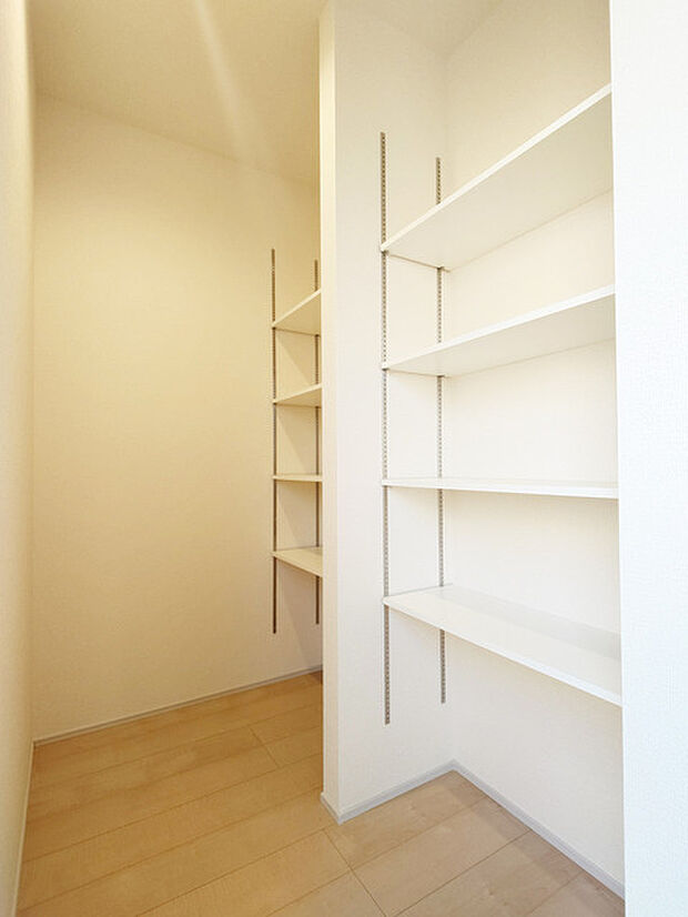 大容量のパントリーがございますので、非常食や食品のストックも沢山置けます。