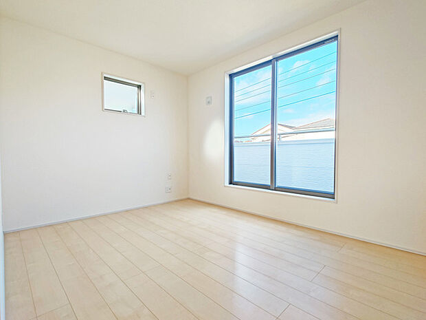 ゆとりの約6帖ある寝室、陽光が入りやすく朝の目覚めも気持ち良く起こしてくれます。 